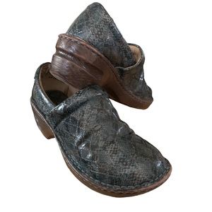 Born BOC Faux Snakeskin Gray Slip On Platform Clogs Mules Shoes Size 7